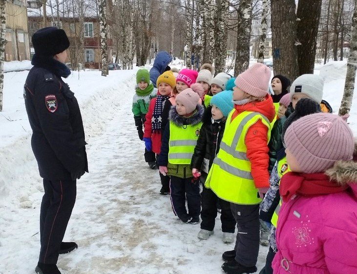 В Сосногорске сотрудники госавтоинспекции провели пешую экскурсию для дошколят