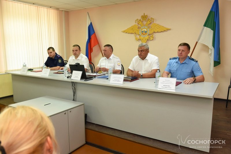 Андрей Сицский представил личному составу ОМВД России по городу Сосногорску нового руководителя